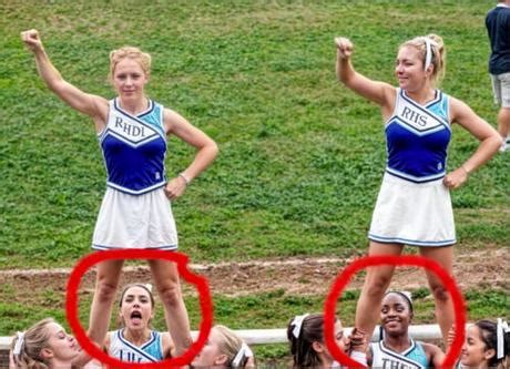 20 Cheerleader Wardrobe Malfunctions That Are Both。